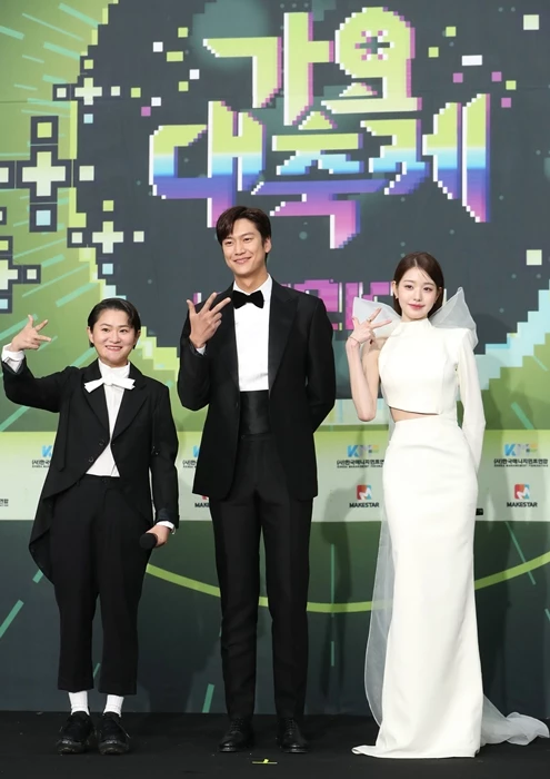 '2022 KBS 가요대축제' MC를 맡은 방송인 김신영, 배우 나인우, 아이브 장원영