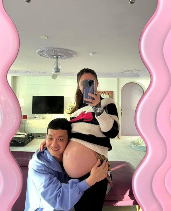 아내의 배에 얼굴을 대며 애정을 과시하고 있는 정성호