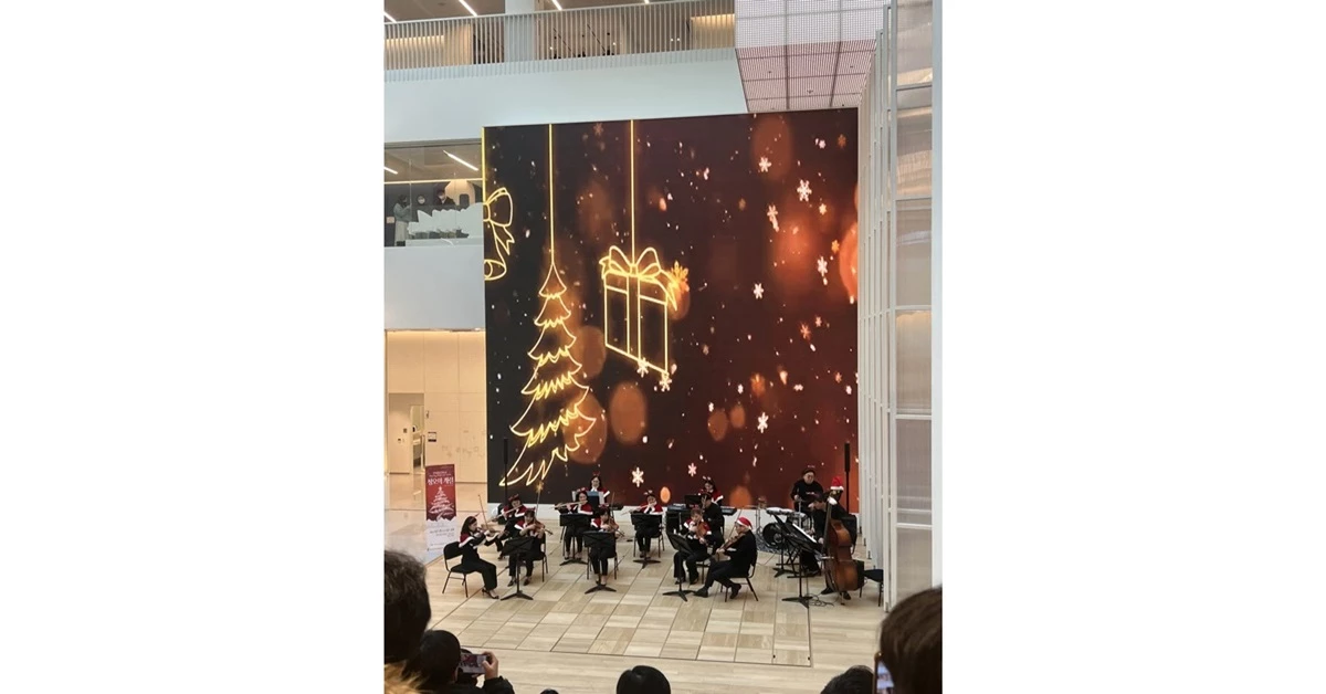 포항창조경제혁신센터 체인지업그라운드 중정로비에서 입주 기업인과 포항시민을 위해 열린 ‘정오의 캐럴’  주제로 송년 음악회 모습 / 포항시 제공