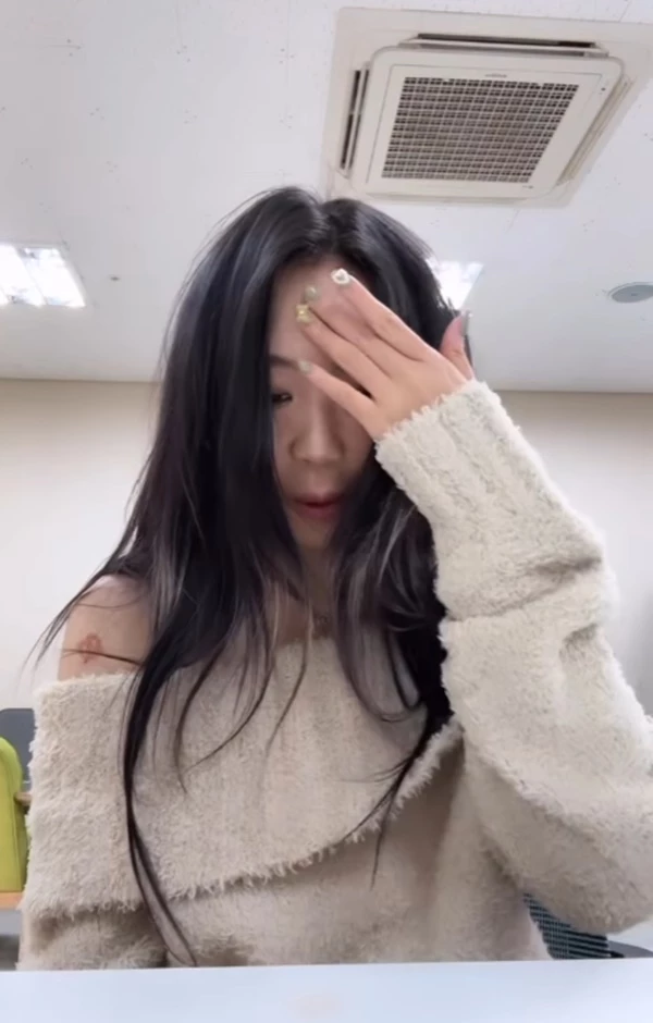 책상에 머리를 박고 아파하는 이영지
