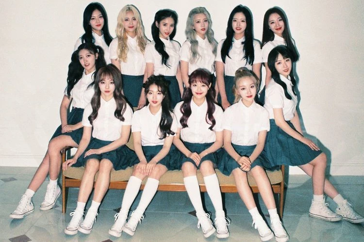 이달의 소녀 데뷔 앨범 '[+ +]' 단체 프로필 사진 / 블록베리엔터테인먼트