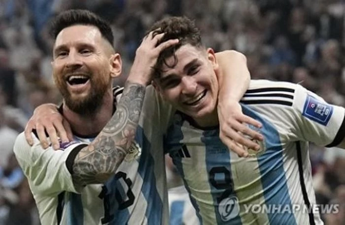 아르헨티나 축구대표팀 리오넬 메시(왼쪽)와 훌리안 알바레스가 13일(현지 시각) 카타르 루사일 스타디움에서 열린 2022 카타르 월드컵 준결승전에서 크로아티아를 상대로 득점한 뒤 함께 기뻐하고 있다. / 연합뉴스