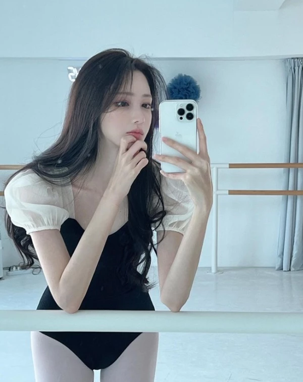 발레 의상을 입고 거울 셀카를 찍고 있는 내화