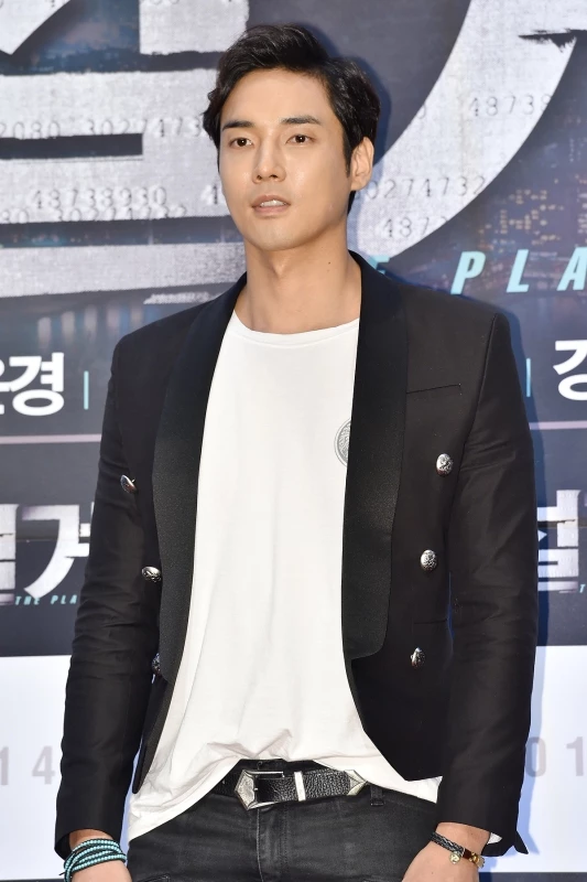 배우 강지섭. 쌍꺼풀을 인위적으로 만들고 다닌 2014년 당시의 모습 / 뉴스1