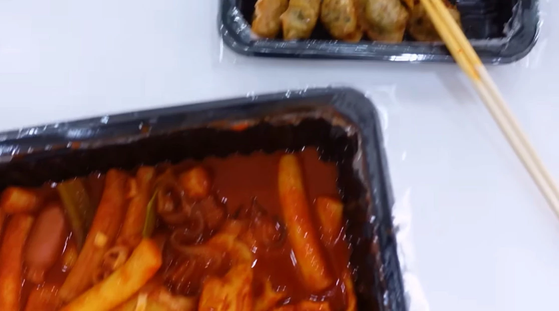 둘째 날도 이어진 떡볶이 먹방