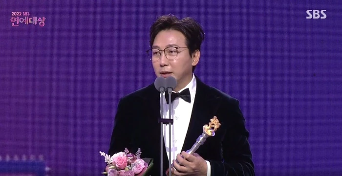 프로듀서상을 수상한 뒤 소감을 말하고 있는 탁재훈