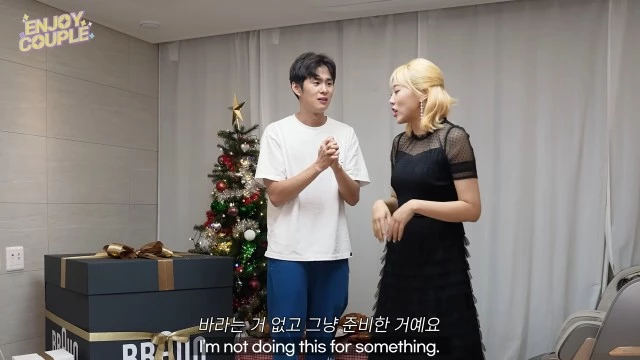 손민수가 미안해하고 있다.