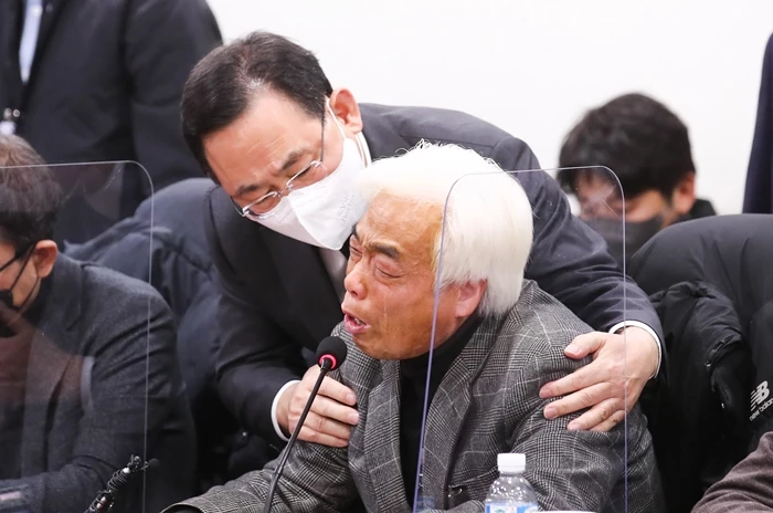 이 씨를 위로하는 주호영 국민의힘 원내대표