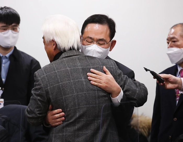 이 씨를 안은 주 대표