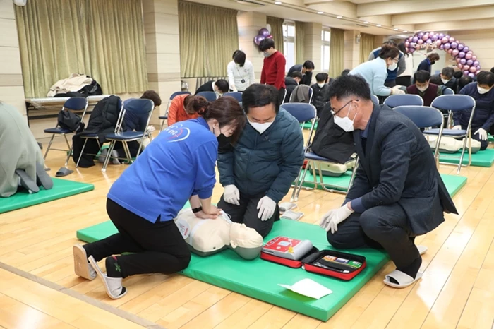 안동시, 가톨릭 상지대학교와 협력해 전직원 대상 심폐소생술 교육 실시(가운데 권기창 시장)  / 안동시