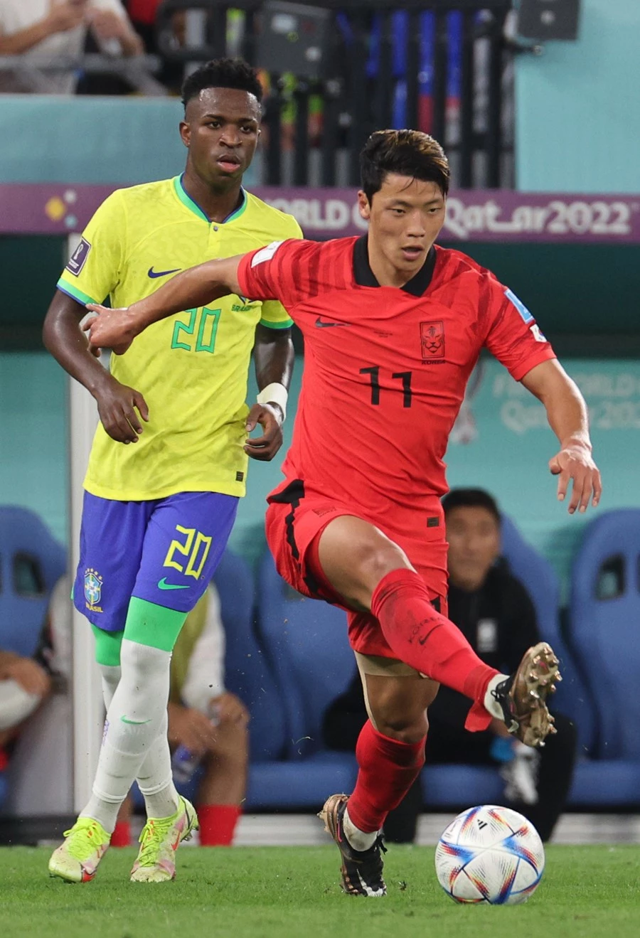 지난 5일 오후(현지 시각) 카타르 도하 스타디움 974에서 열린 2022 카타르 월드컵 16강 대한민국과 브라질의 경기에서 대한민국 황희찬이 드리블 돌파를 하고 있다. / 이하 뉴스1