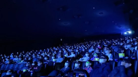‘아바타2’가 상영 중인 서울 강남 메가박스 코엑스 돌비시네마관에서 관객들이 3D 안경을 착용하고 영화를 관람하고 있다. / 메가박스