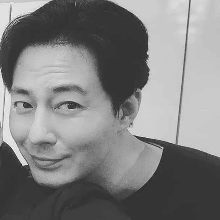 최승경 어깨에 기댄 채 웃고 있는 배우 조인성