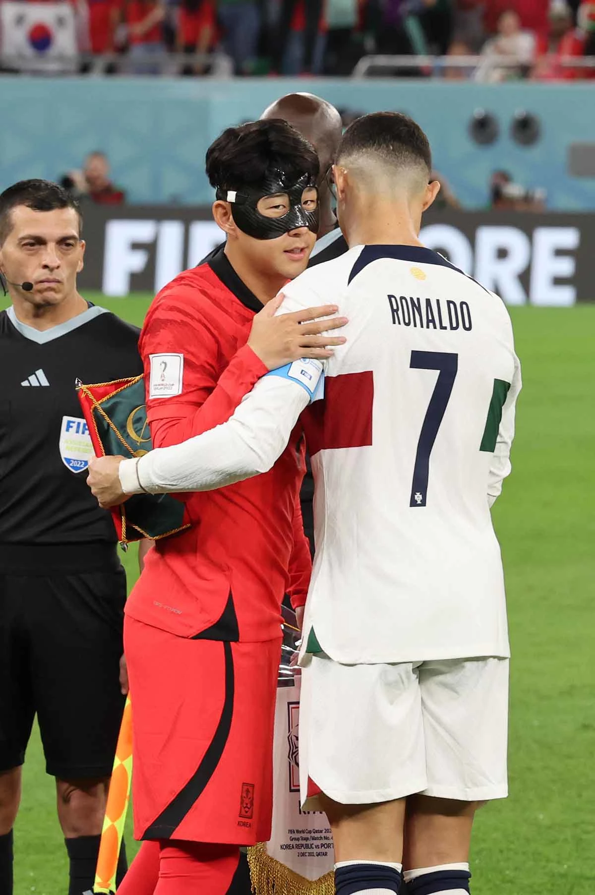 2일 오후(현지 시각) 카타르 알라이얀 에듀케이션 시티 스타디움에서 열린 2022 카타르 월드컵 조별리그 H조 3차전 대한민국과 포르투갈의 경기에서 대한민국 손흥민이 호날두와 인사하고 있다.  / 뉴스1