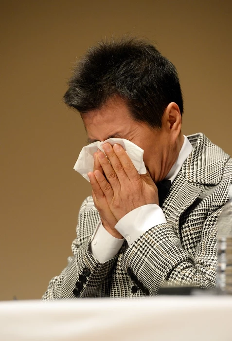 눈물을 닦고 있는 태진아 / 뉴스1