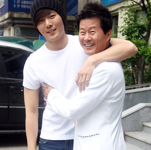 가수 겸 배우 이루와 아버지 태진아 / 연합뉴스