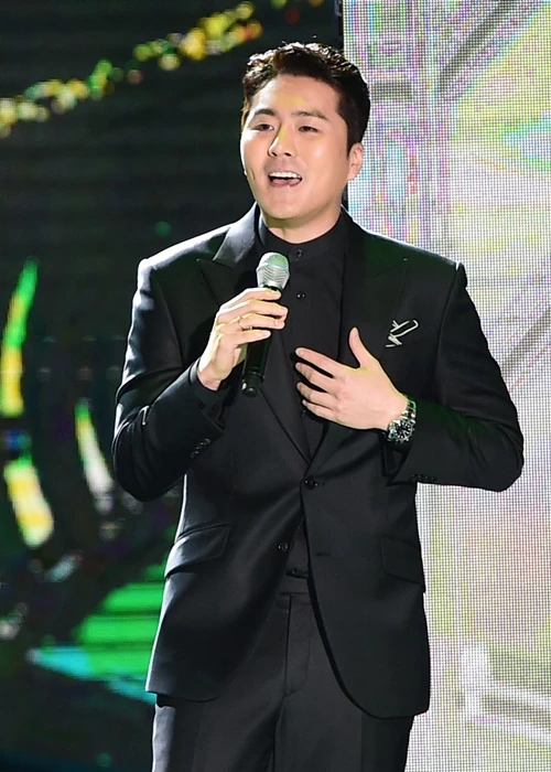 음주운전 사고로 활동을 중단한 가수 겸 배우 이루 / 뉴스1