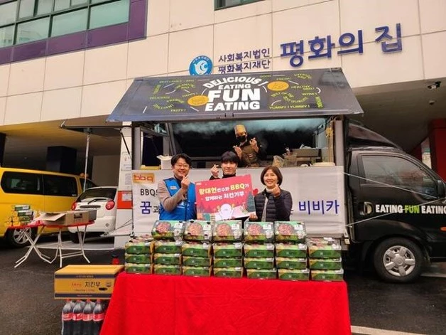 베이징 올림픽 금메달로 받은 치킨 연금 활용해 기부한 황대헌 선수(가운데) / 대한빙상경기연맹 제공