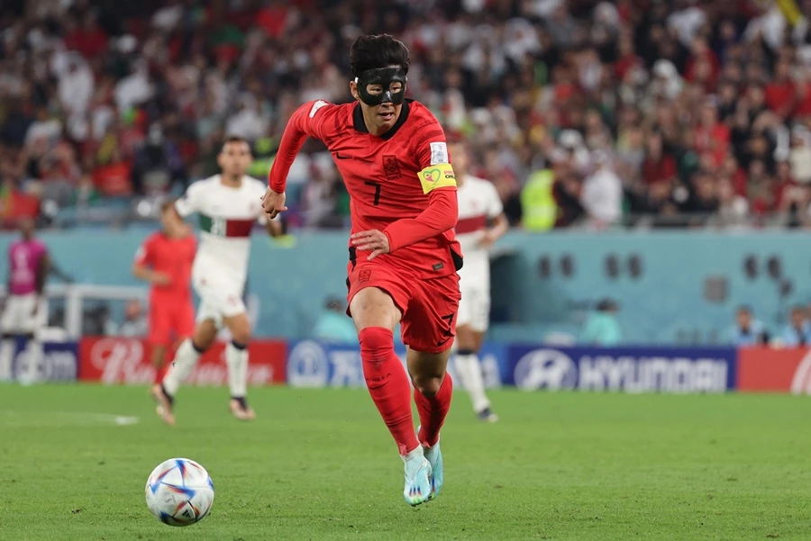 지난 2일 오후(현지 시각) 카타르 알라이얀 에듀케이션 시티 스타디움에서 열린 2022 카타르 월드컵 조별리그 H조 3차전 대한민국과 포르투갈의 경기에서 대한민국 손흥민이 드리블 돌파를 하고 있다. / 이하 뉴스1