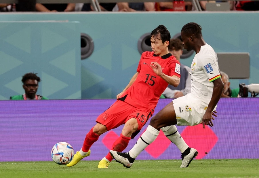 지난달 28일 오후(현지 시각) 카타르 알라이얀 에듀케이션 시티 스타디움에서 열린 2022 카타르 월드컵 조별리그 H조 2차전 대한민국과 가나의 경기에서 대한민국 김문환이 상대 문전을 향해 센터링을 하고 있다.