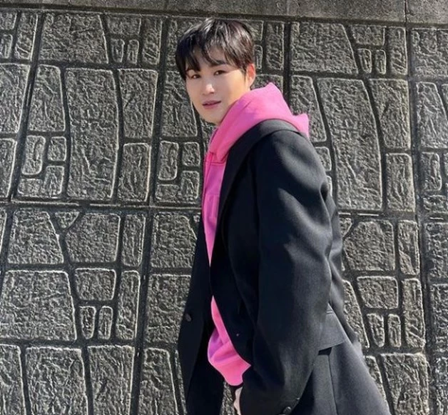 모코이엔티는 지난 7월 김희재와 소속사 부대표 강 모 씨를     '처음부터 금전을 목적으로 계약한 사기 혐의'로  고소한 상태다. / 이하 김희재 인스타그램