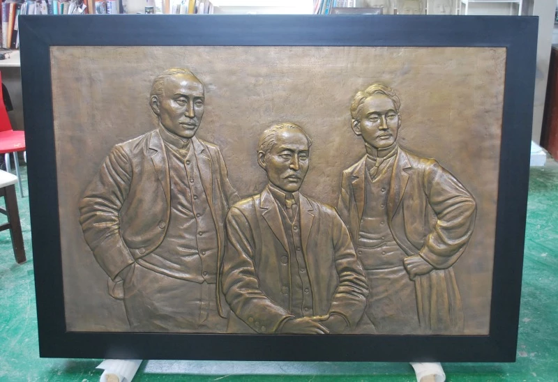 네덜란드 헤이그의 이준열사 기념관에 서경덕 교수와 송혜교가 기증한 부조작품. '이준열사 기념관'은 이준 열사가 1907년 순국한 역사의 현장으로 제2차 만국평화회의에 이상설, 이위종 열사와 함께 머물렀던 곳이다. 가로 1.7m, 세로 1.2m 청동으로 제작된 대형 부조작품이 2013년 8·15 광복절을 맞아 기념관 중심부에 걸렸다. / 이하 뉴스1-서경덕 교수 제공