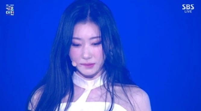 입술을 깨무는 채령