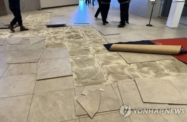 엉망진창으로 망가진 바닥 / 연합뉴스