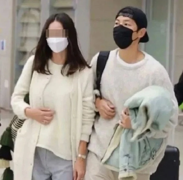 송중기가 비연예인 여자친구와 함께 인천국제공항으로 귀국하고 있다. / 온라인 커뮤니티, 트위터