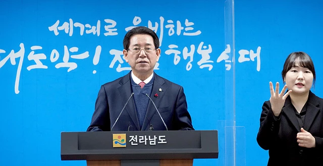 김영록 전라남도지사가 26일 도청 브리핑룸에서 ‘2023년 국고 건의 정부예산’ 반영 성과 관련 언론 브리핑을 갖고 “역대 최대 8조6천525억 원을 확보, 에너지·첨단산업, 남부권 광역개발 3개 선도사업 등 지역현안사업이 탄력을 받게됐다.” 고 밝히고 있다. / 전남도