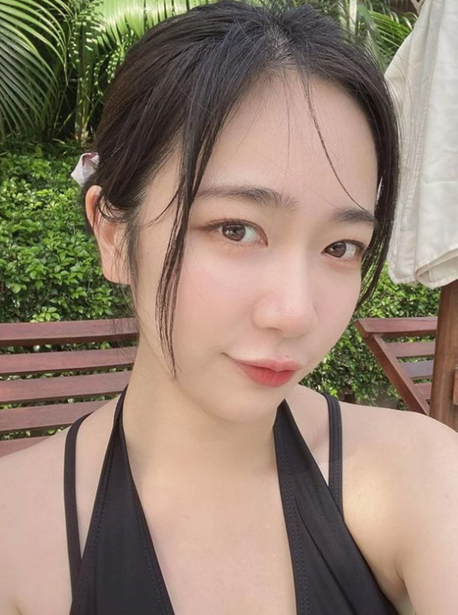 셀카 촬영하는 옥순