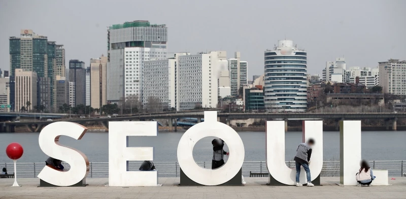 2015년 서울시 브랜드 슬로건으로 선정된      'I·SEOUL·U(아이서울유)' 조형물이 서울 영등포구 여의도한강공원에 설치된 모습 / 뉴스1