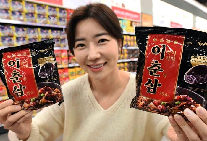 이하 홈플러스가 지난 29일부터 전국 모든 매장에서 춘장 함유량 39.6%인 짜장라면 신상품 '이춘삼'을 판매하고 있다. / 이하 홈플러스