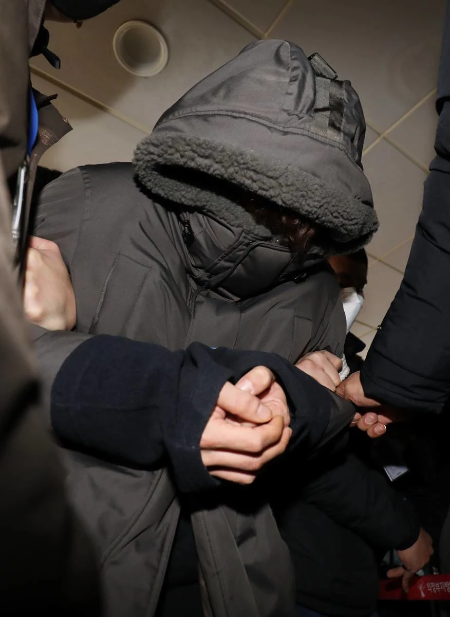 이 씨는 지난 20일 오후 11시께 고양시에서 음주운전을 하다 택시와 접촉사고를 낸 뒤 택시 기사인 60대 남성에게 합의금을 준다며 파주시 집으로 데려와 둔기로 살해하고 시신을 옷장에 유기한 혐의를 받고 있다. 이 씨는 경찰 조사에서 동거하던 50대 여성을 지난 8월 살해한 뒤 시신을 파주시 공릉천변에 유기한 사실을 자백했다