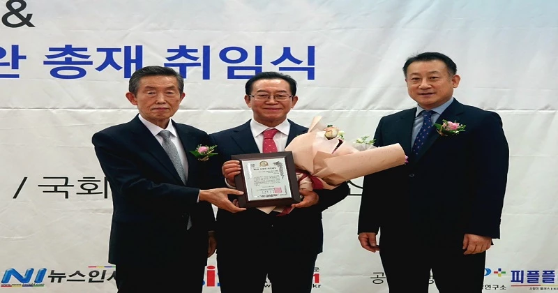 국민의힘 이종배 의원(충북 충주)이 사단법인 한국유권자중앙회가 선정한 ‘2022 제5회 유권자 의정대상’ 최우수 의정대상을 수상했다.
