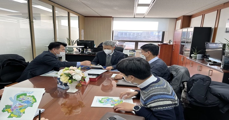김희식 증평부군수와 관계 공무원들은 지난 28일 인력개발원 설립을 추진중인 중소기업중앙회의 여의도 본사를 방문, 증평 입지를 요청했다.