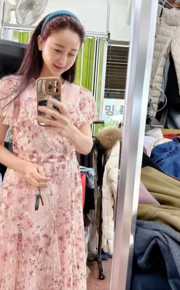 함소원이 거울을 보며 셀카 찍고 있다 / 함소원 인스타그램