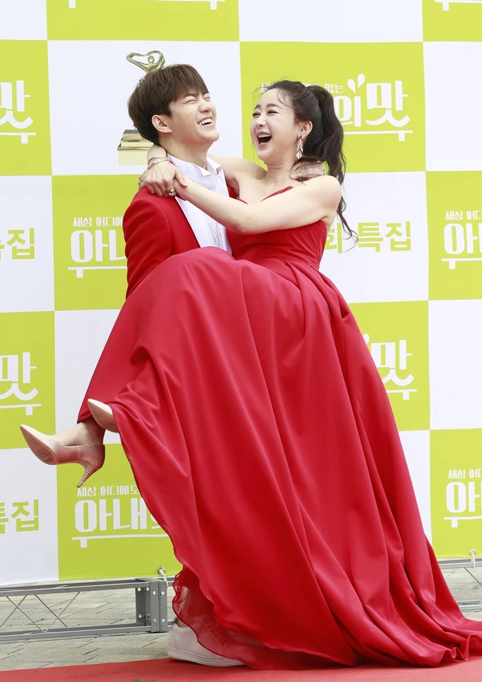 진화가 들어 올린 함소원 / 이하 뉴스1