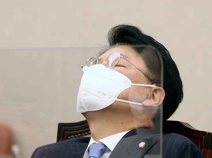 국정감사 도중 생각에 빠진 장제원 의원 / 뉴스1
