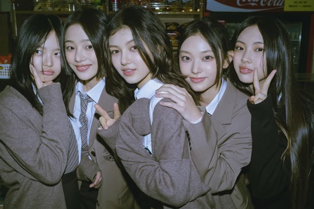 청각장애인 지원을 위한 후원금을 전달한 뉴진스 / 이하 어도어 제공