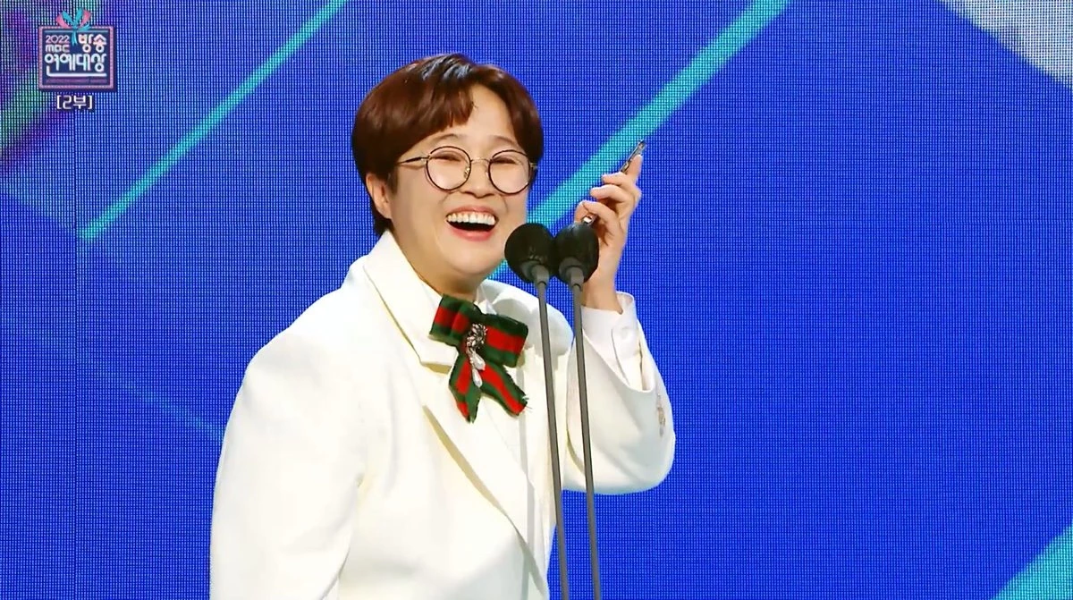 송은이가 안영미에게 전화를 걸어 수상 소감을 말해 달라고 하고 있다