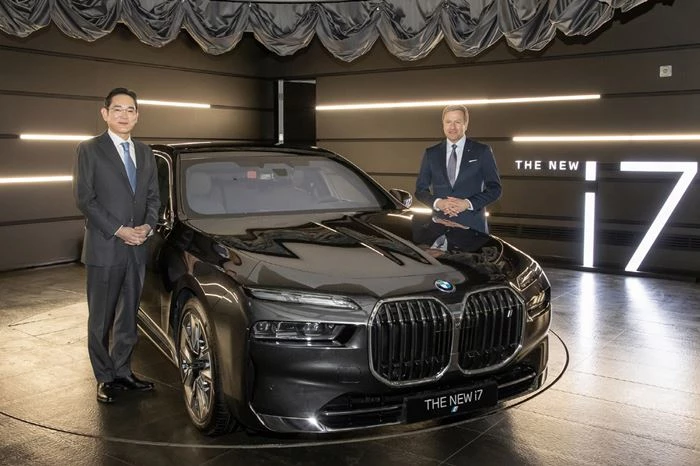 이재용 삼성전자 회장이 지난 17일 인천 영종도 BMW 드라이빙 센터에서 열린 올리버 집세(Oliver Zipse) BMW CEO와의 미팅에 앞서 BMW의 최신 전기차 '뉴 i7'를 살펴본 후 포즈를 취하고 있다.