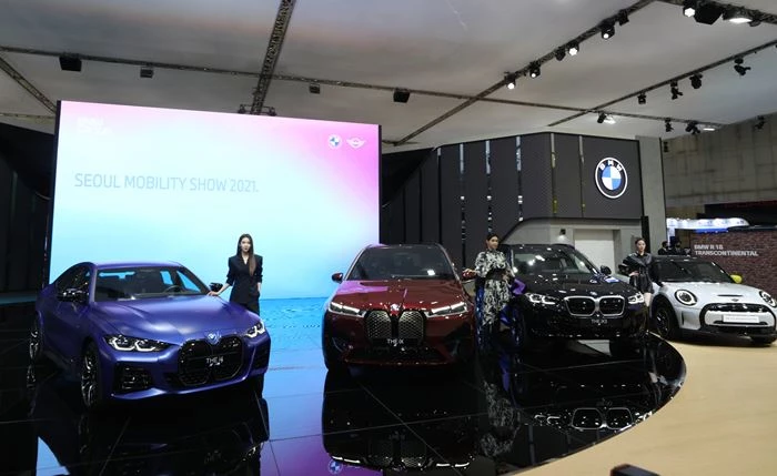 지난달 25일 경기 고양시 킨텍스에서 열린 2021 서울모빌리티쇼 프레스데이에서 BMW THE iX를 비롯한 차량들이 공개되고 있다.