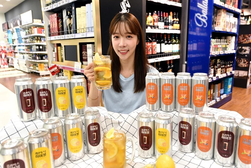 홈플러스는 지난해 7월 '얼그레이·레몬토닉·콜라믹스' RTD 캔하이볼 3종을 출시했다. / 홈플러스