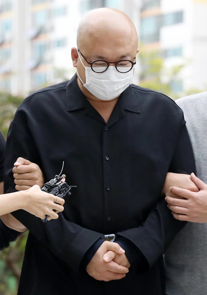 필로폰 투약 혐의를 받는 작곡가 겸 가수 돈 스파이크(45·본명 김민수)가 지난해 서울북부지방법원에서 열린 영장실질심사에 출석하고 있다.