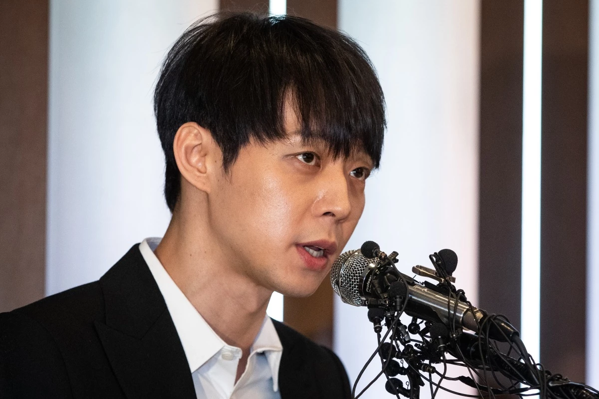 그룹 활동 이후 솔로 가수 겸 배우로 활동한 박유천. 마약 논란이 불거진 2019년 4월 기자회견 당시 사진. 박유천은 이 기자회견에서 연예계 은퇴를 걸고 결백을 주장했다. / 이하 뉴스1