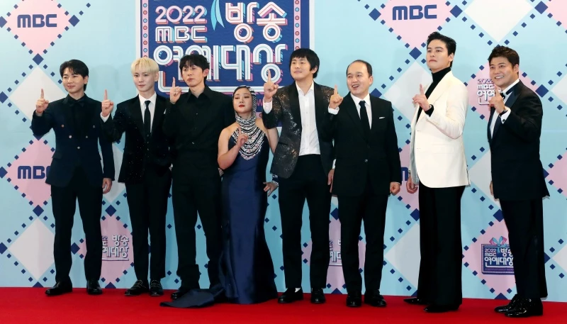 2022년 12월 29일 오후 서울 마포구 상암동 MBC 미디어센터에서 열린 2022 MBC 방송연예대상 시상식에 참석한 '나 혼자 산다' 멤버 (왼쪽부터) 이주승, 키, 코드쿤스트, 박나래, 기안84, 김광규, 이장우, 전현무가 포즈를 취하고 있다. / 뉴스1