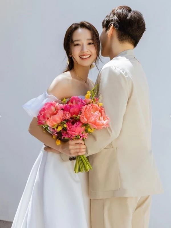 남편과 웨딩 화보를 찍고 있는 손연재