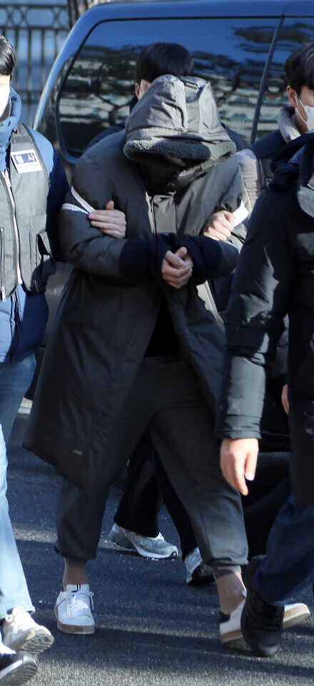 연쇄살인 혐의를 받는 이기영(31) 씨가 지난달 28일 영장실질심사를 위해 경기도 고양 의정부지법 고양지원으로 들어가고 있다. / 연합뉴스