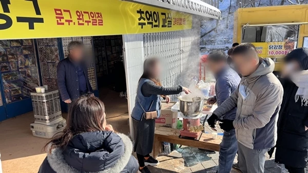 어묵을 즐기는 시민들